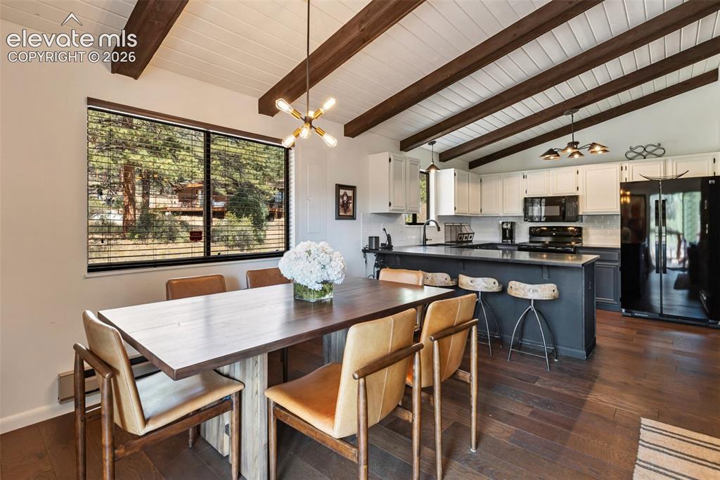 Image 14 of 40: Dining Area