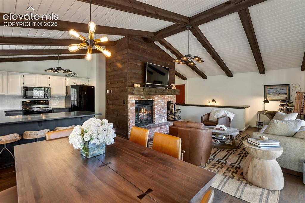 Image 15 of 40: Dining Area