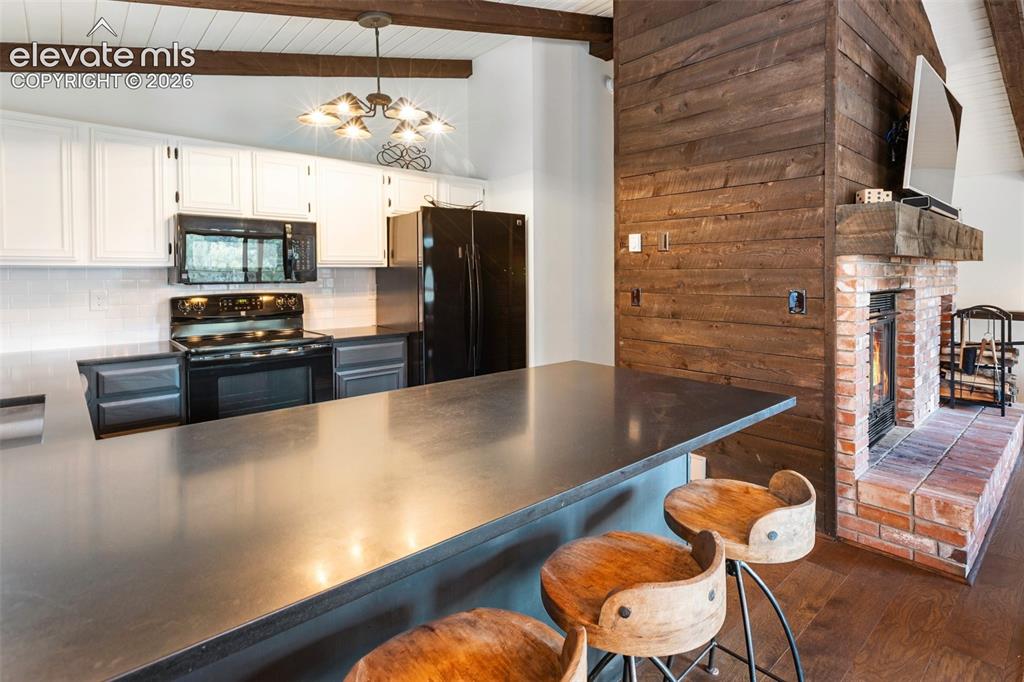 Image 17 of 40: Kitchen