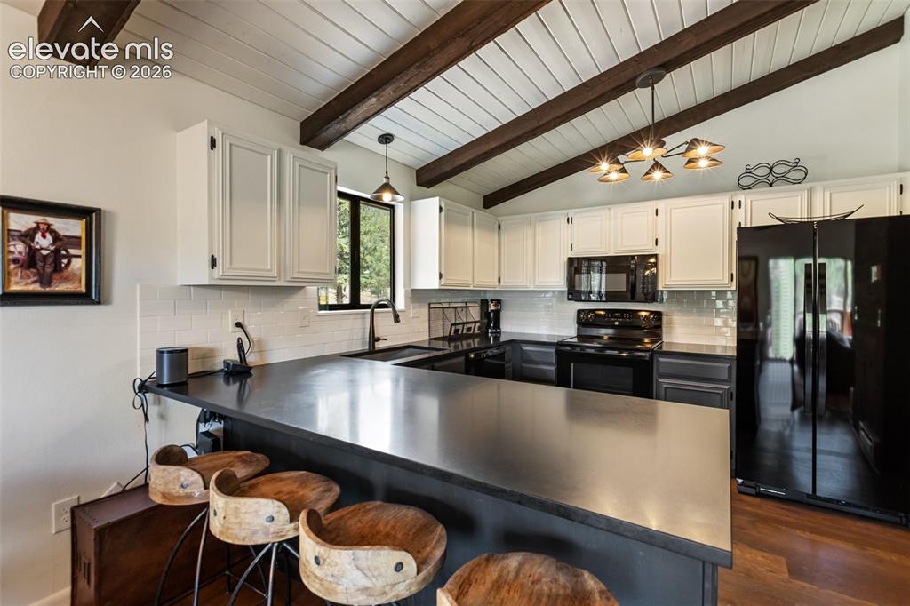 Image 18 of 40: Kitchen