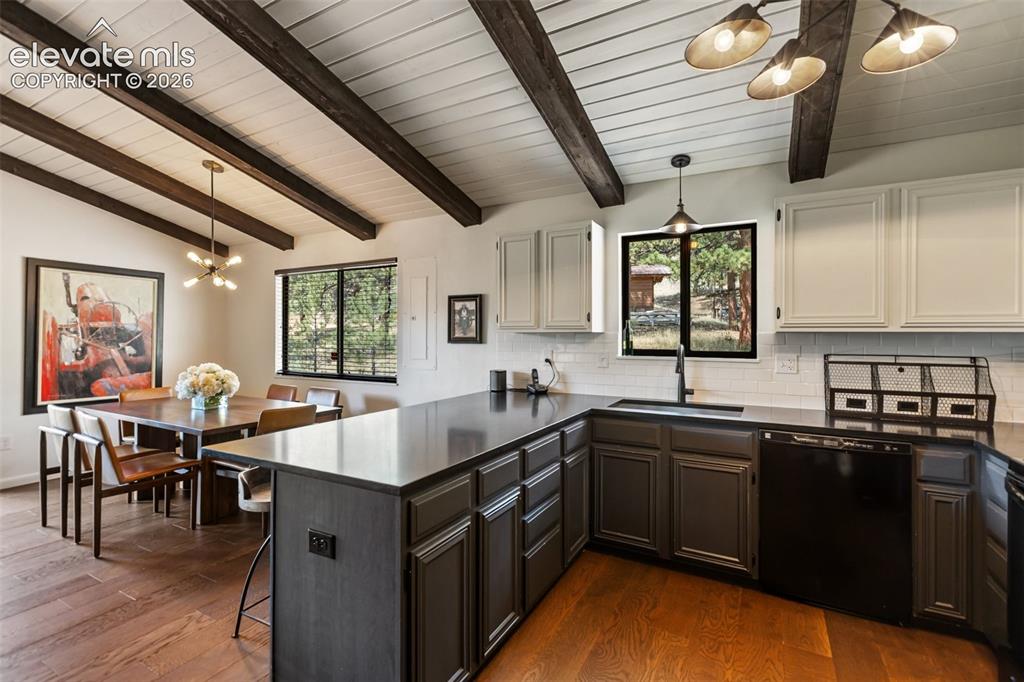 Image 19 of 40: Kitchen