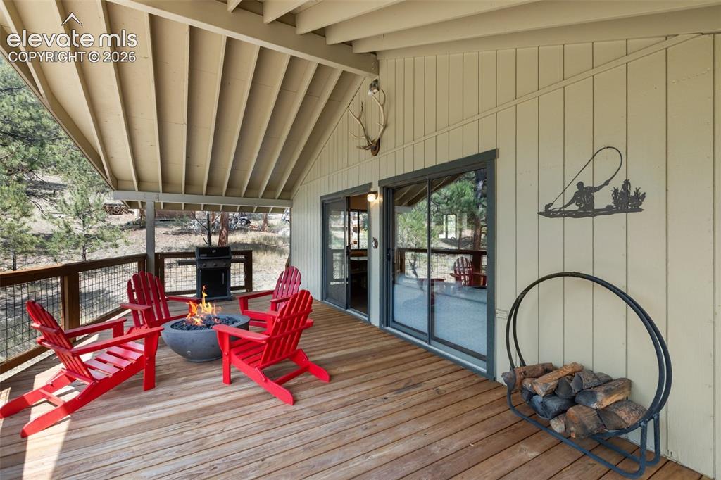 Image 6 of 40: Deck