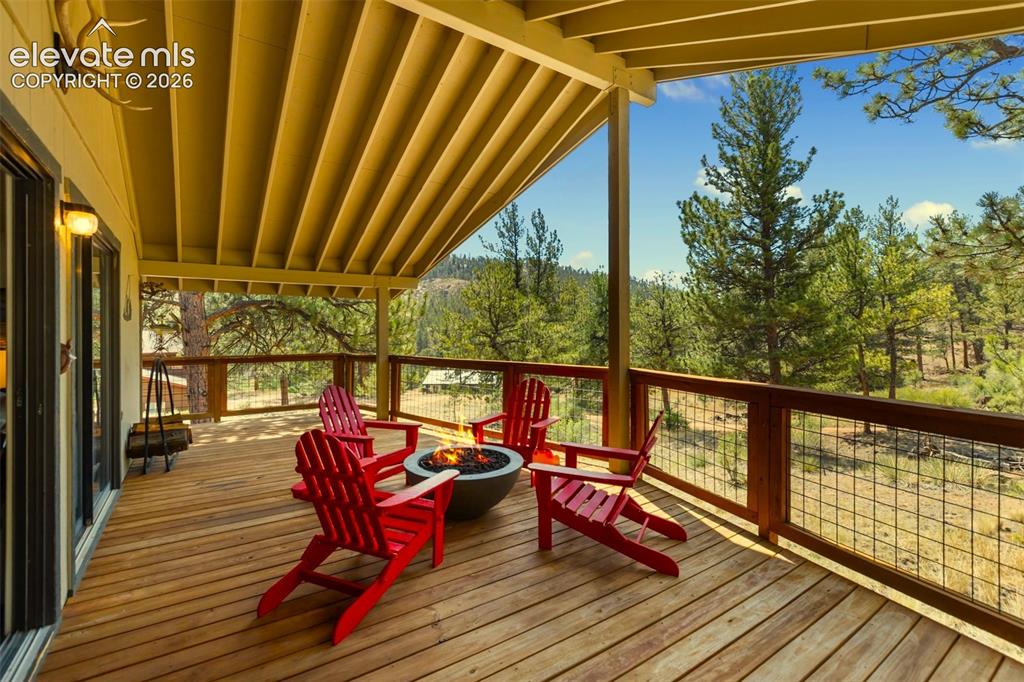 Image 7 of 40: Deck