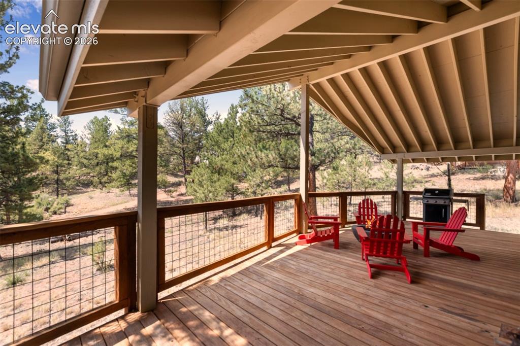 Image 8 of 40: Deck