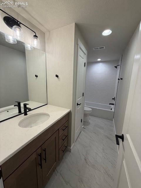 Image 19 of 23: Bathroom