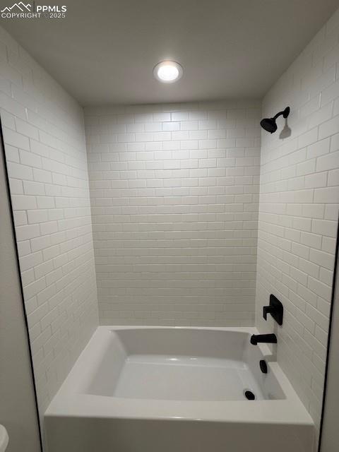 Image 20 of 23: Bathroom