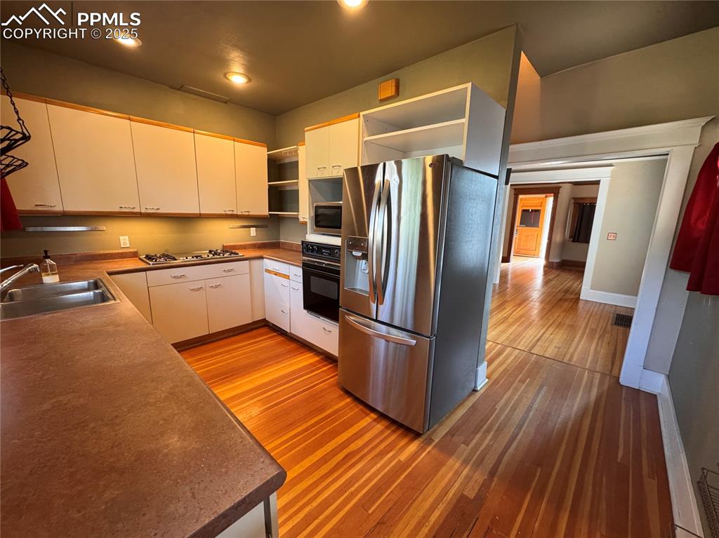 Image 4 of 16: Kitchen