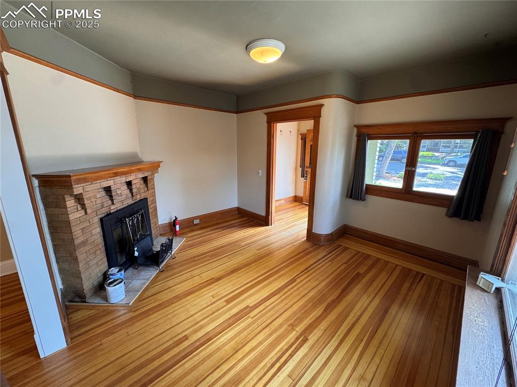 Image 7 of 16: Living Area