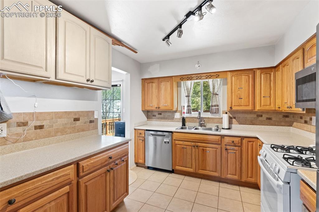 Image 13 of 40: Dining Room