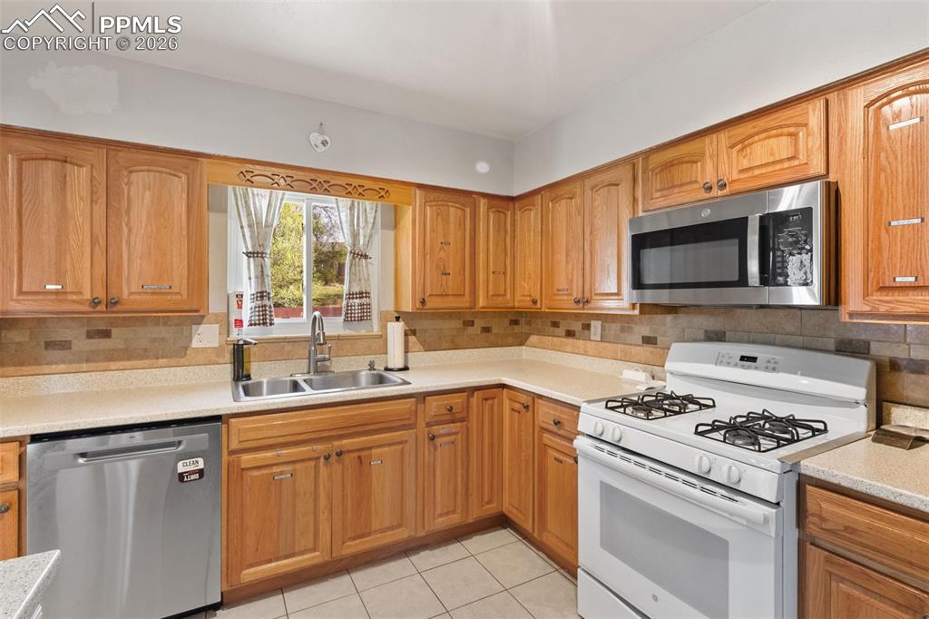 Image 14 of 40: Kitchen