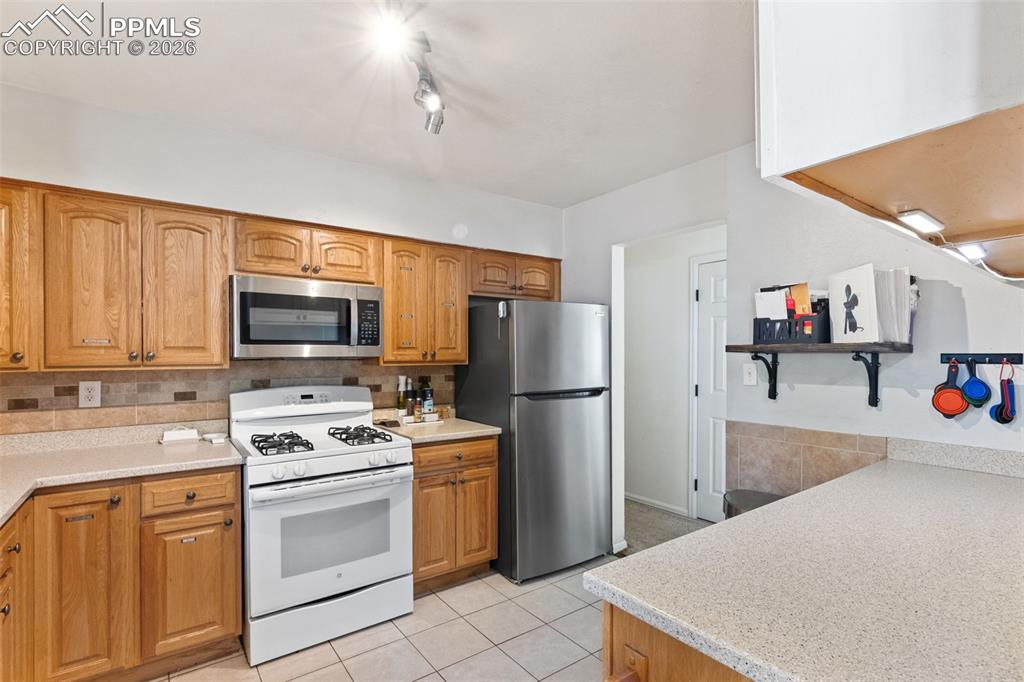 Image 15 of 40: Kitchen