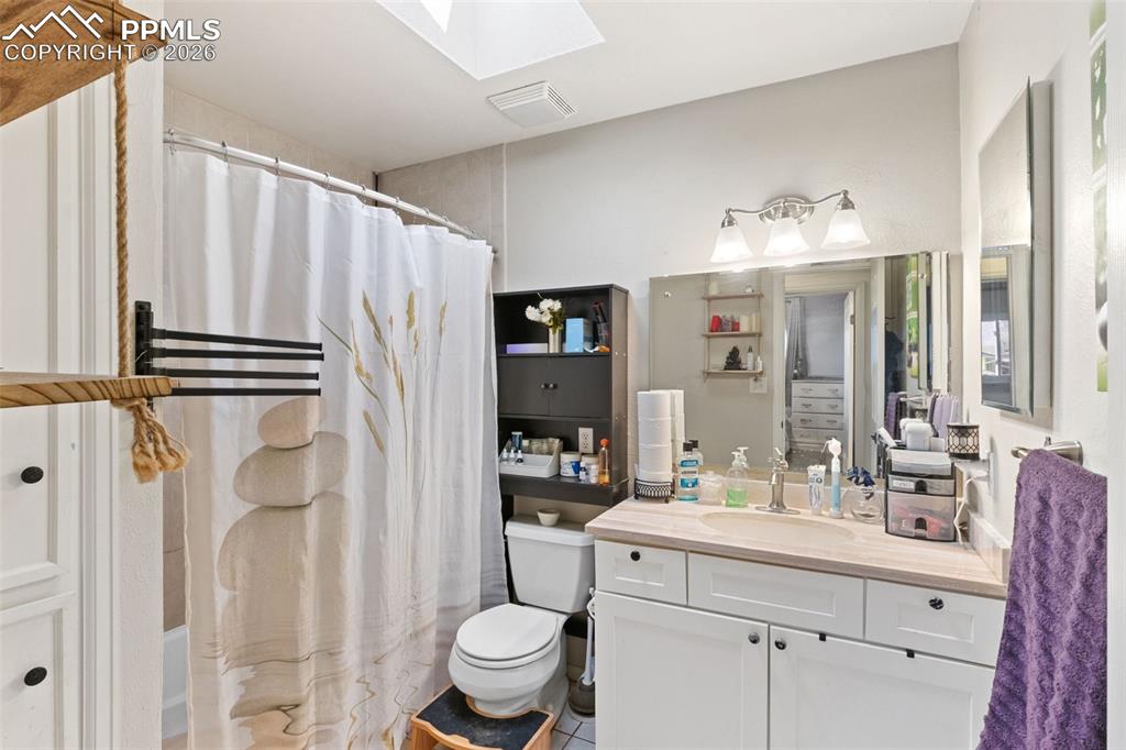 Image 22 of 40: Bedroom