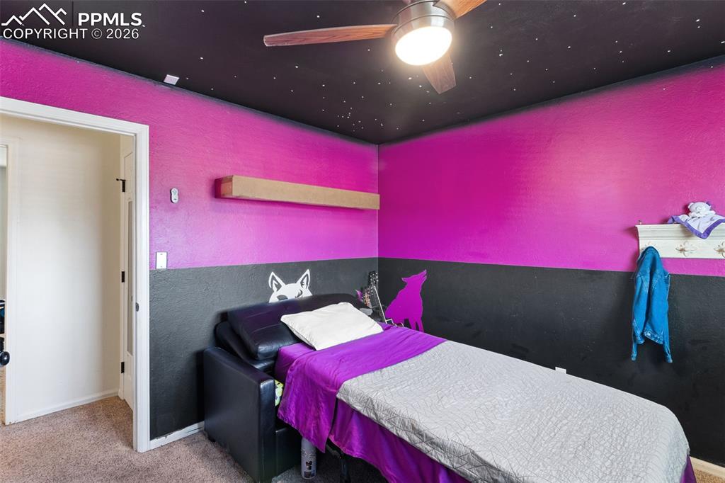 Image 25 of 40: Bedroom