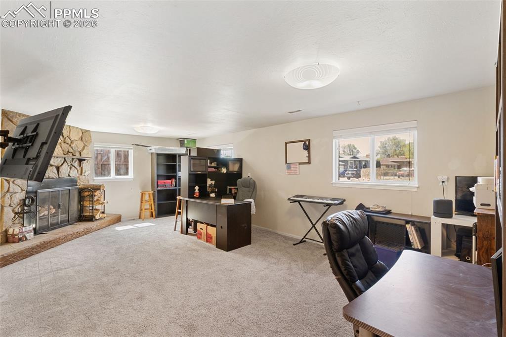 Image 27 of 40: Family Room