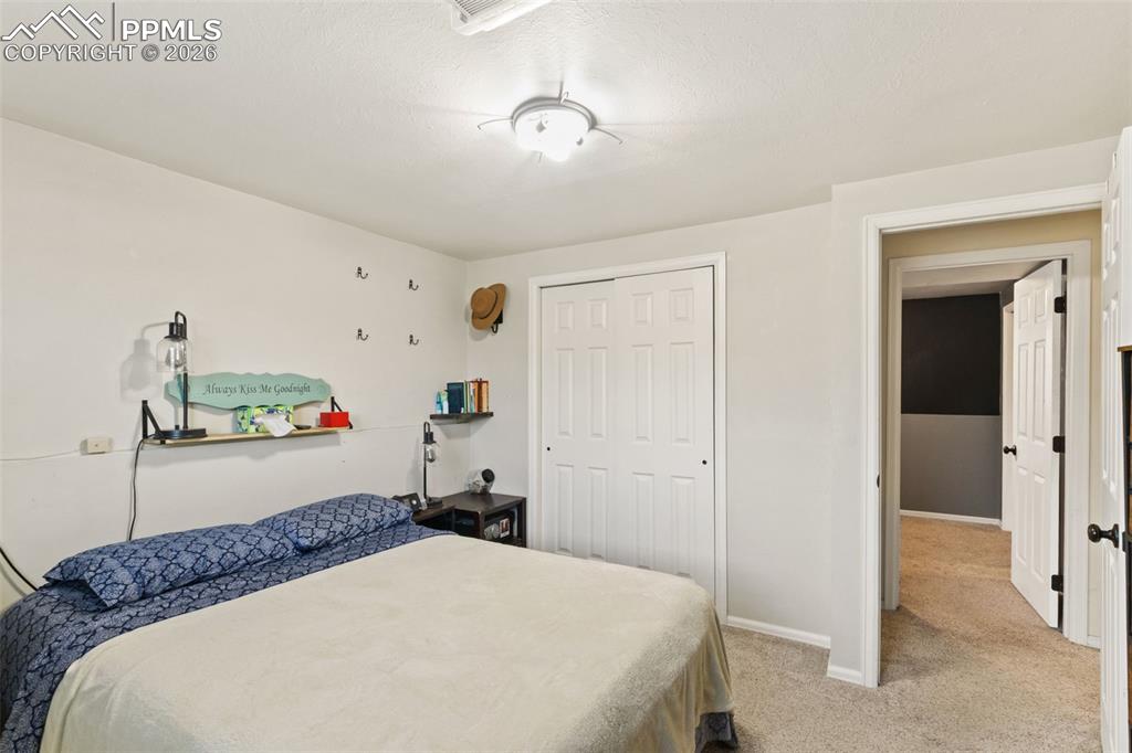 Image 32 of 40: Bedroom