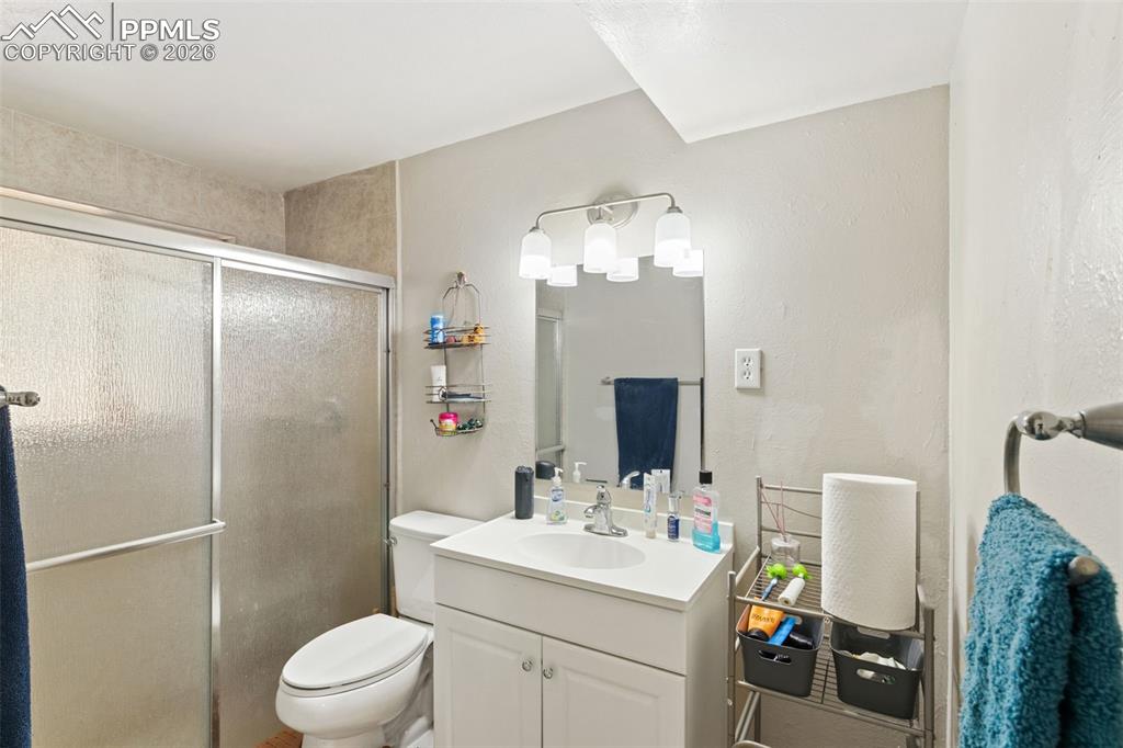 Image 33 of 40: Bedroom