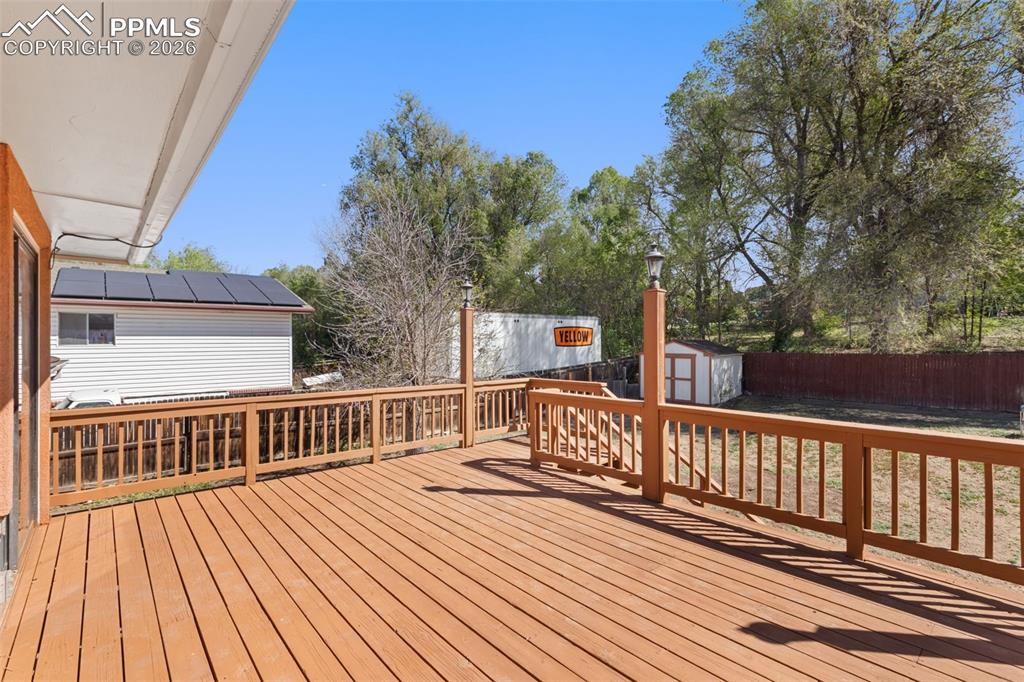 Image 37 of 40: Deck