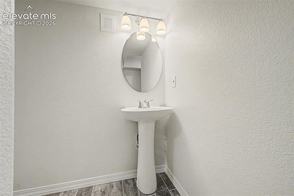Image 22 of 41: Bathroom