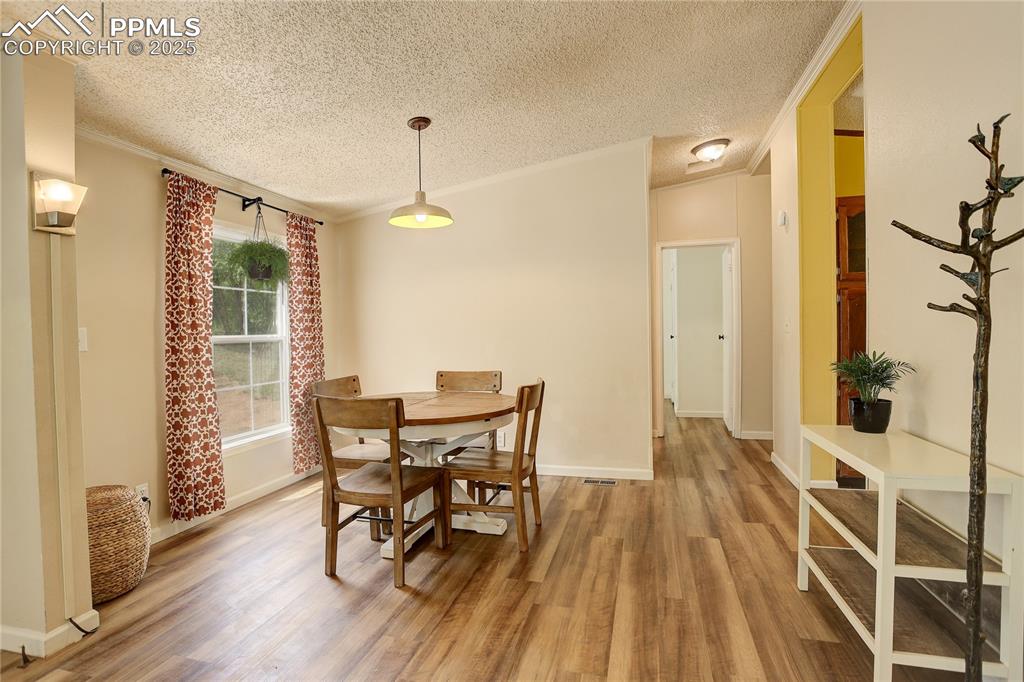 Image 11 of 43: Dining Area