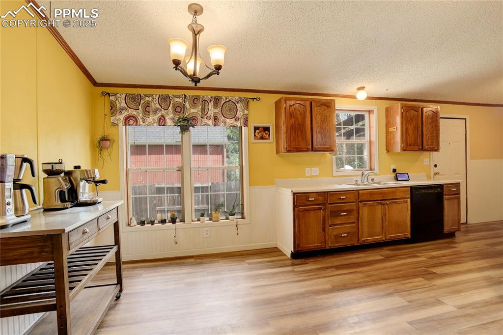 Image 12 of 43: Breakfast nook.