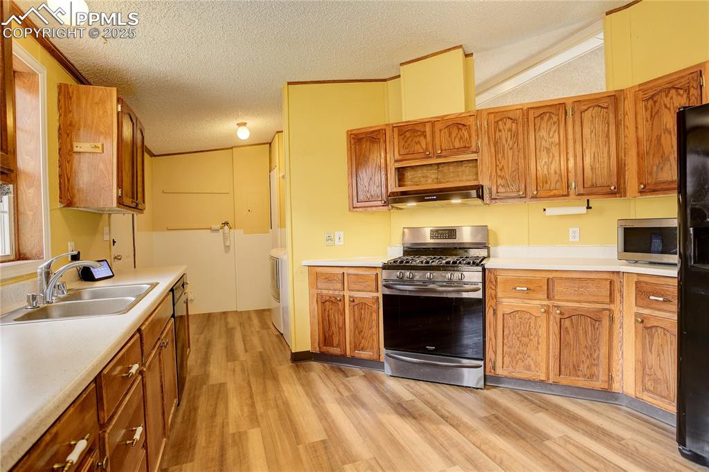 Image 14 of 43: Kitchen