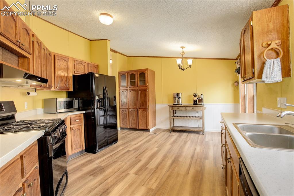 Image 15 of 43: Kitchen