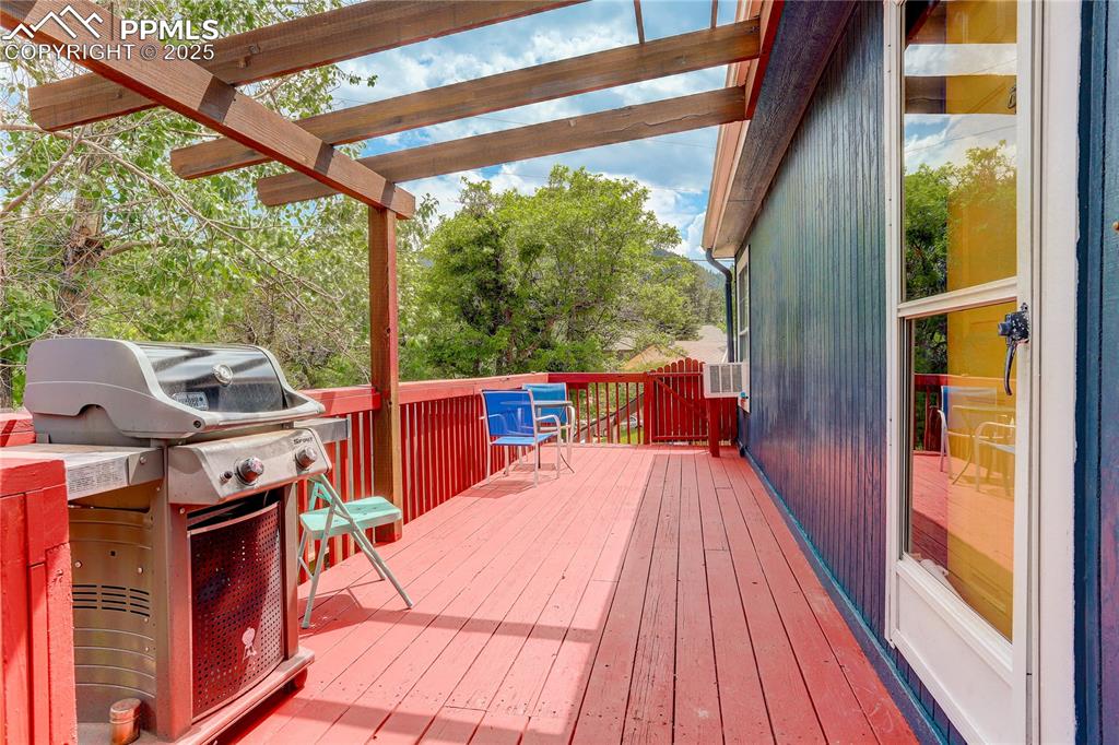 Image 27 of 43: Deck