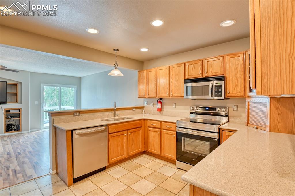 Image 14 of 44: Kitchen