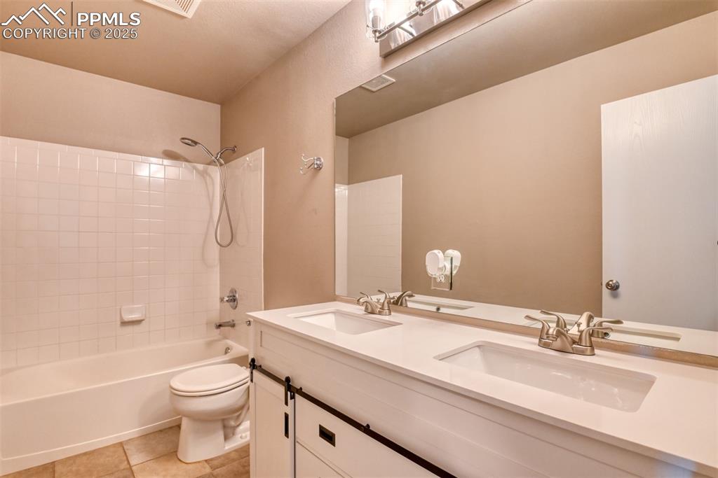 Image 25 of 44: Bathroom