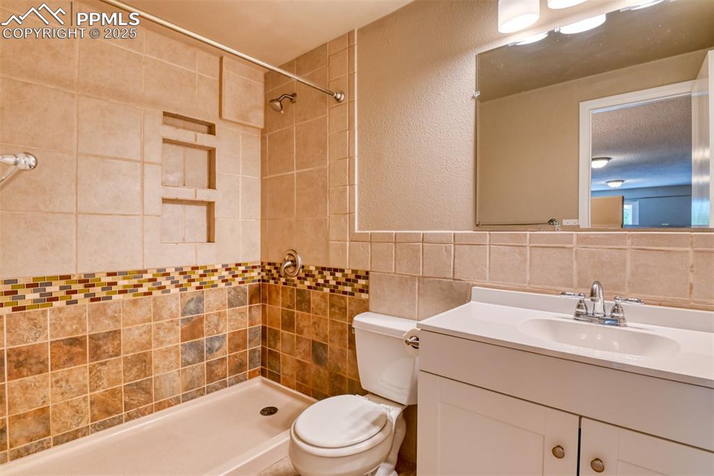 Image 36 of 44: Basement Bath