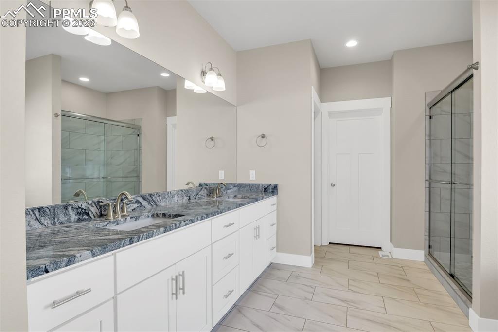 Image 22 of 34: Bathroom