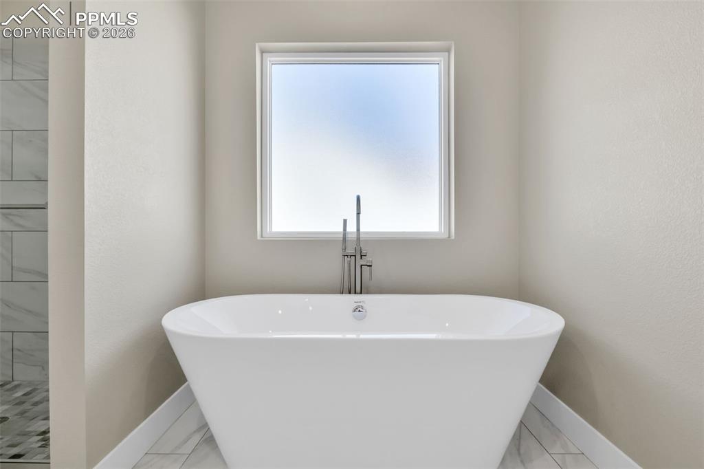 Image 24 of 34: Bathroom