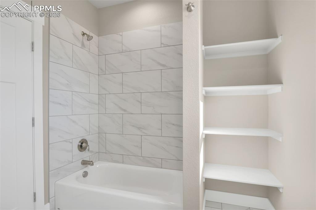 Image 31 of 34: Bathroom