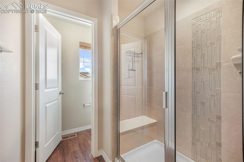 Image 21 of 50: Bathroom