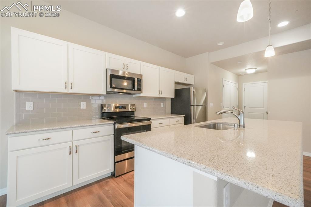 Image 7 of 50: Kitchen