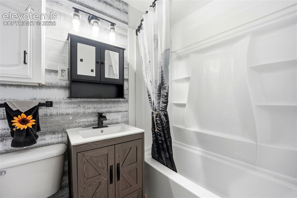 Image 12 of 47: Bathroom