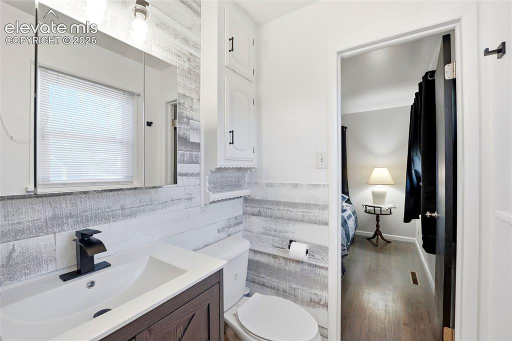 Image 23 of 47: Bathroom