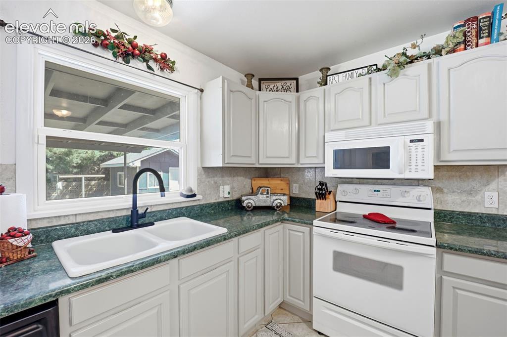 Image 32 of 47: Kitchen