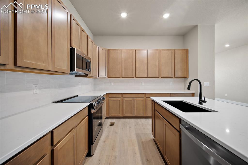 Image 10 of 32: Kitchen