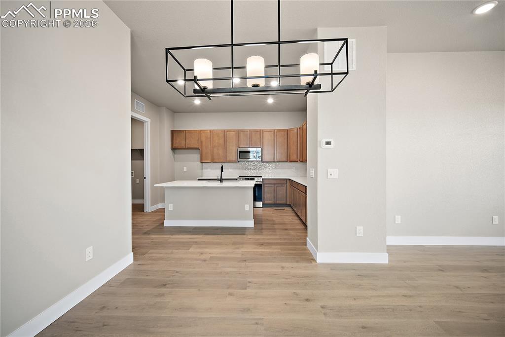 Image 12 of 32: Kitchen