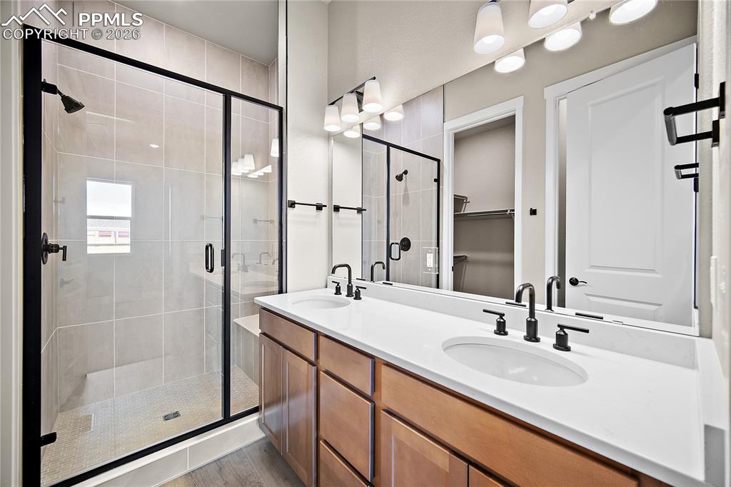 Image 19 of 32: Bathroom