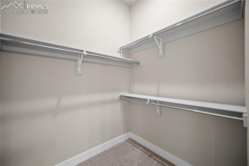 Image 21 of 32: Closet