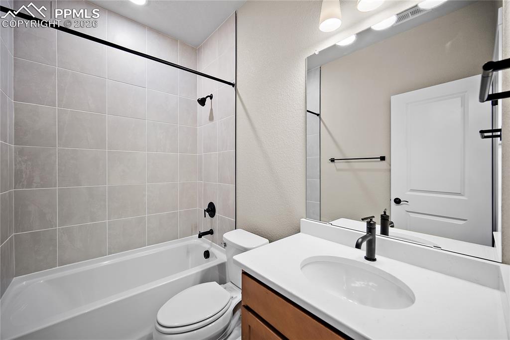 Image 30 of 32: Bathroom