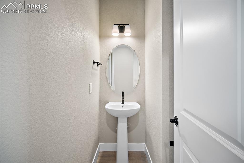 Image 5 of 32: Bathroom