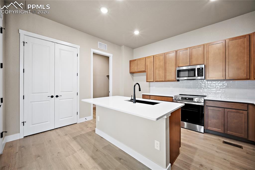 Image 7 of 32: Kitchen