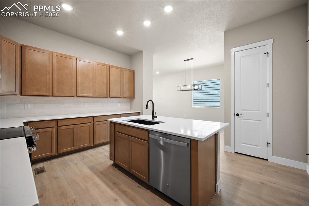 Image 9 of 32: Kitchen