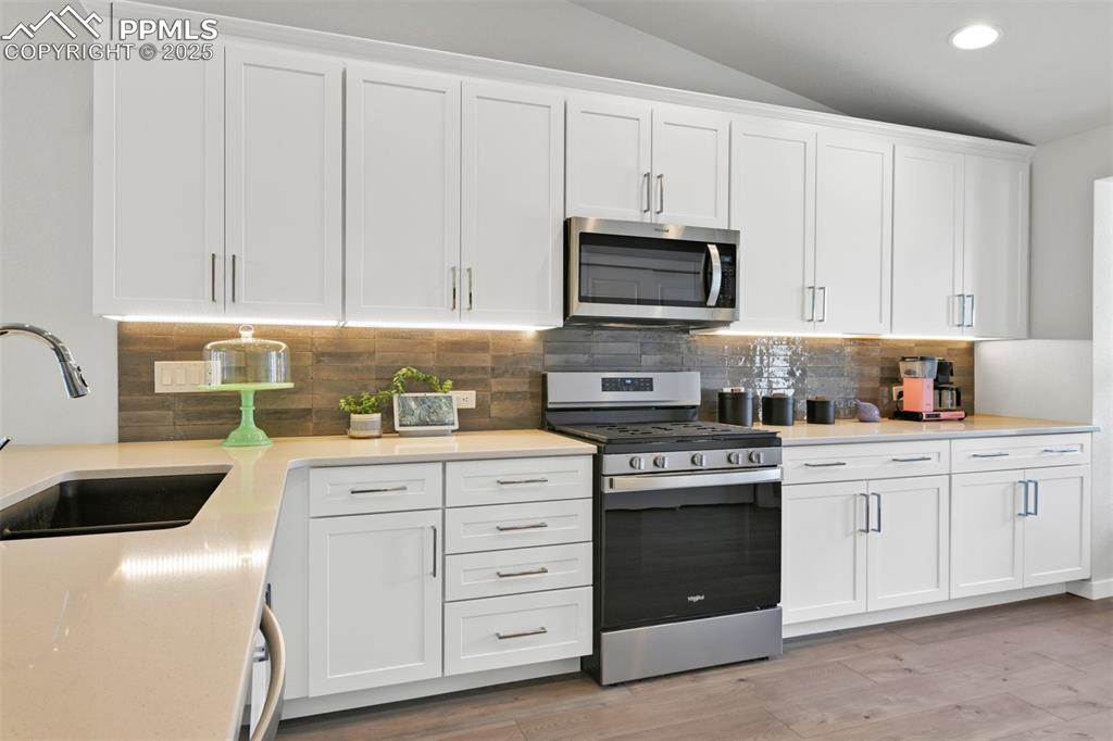 Image 15 of 44: Kitchen