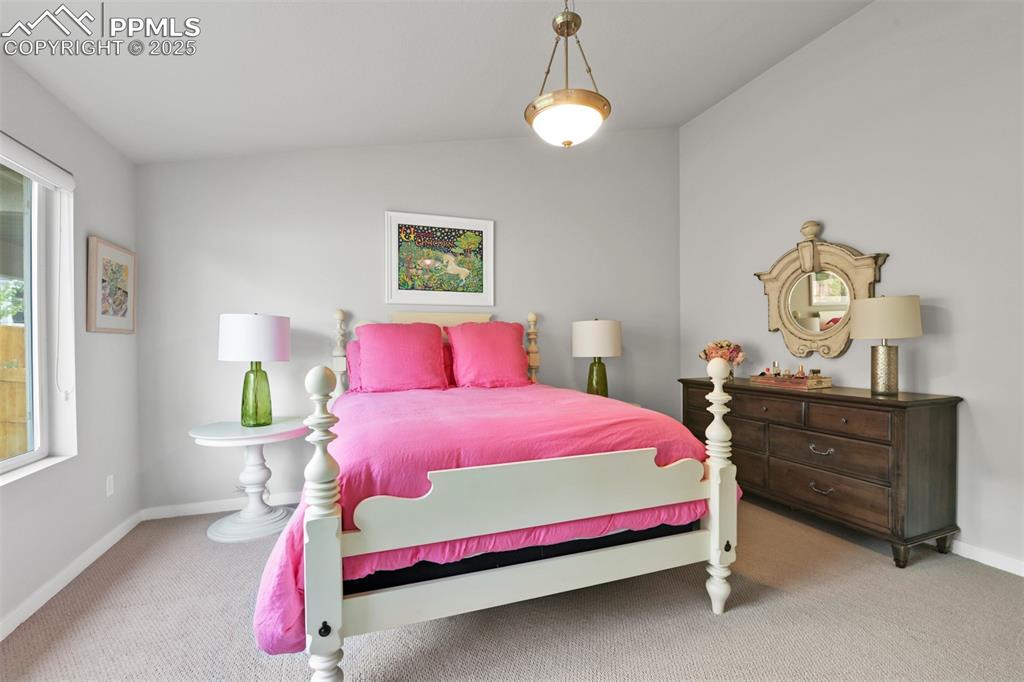 Image 23 of 44: Bedroom