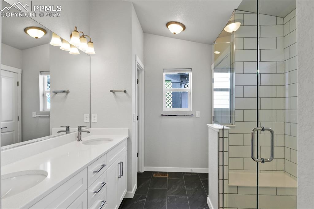 Image 25 of 44: Bathroom