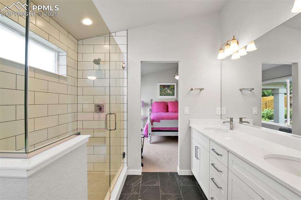 Image 26 of 44: Bathroom